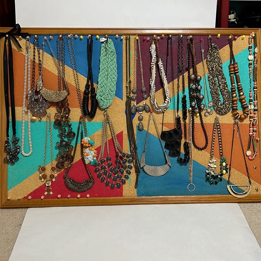 Huge 25 Piece Women’s Necklace Lot